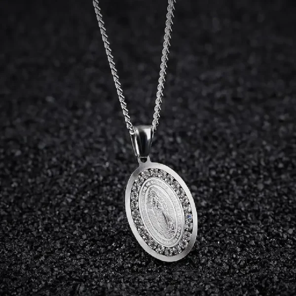 Collar de Medalla Ovalada de la Virgen de Guadalupe en Acero Inoxidable con Circonitas - TEMICO - Image 4