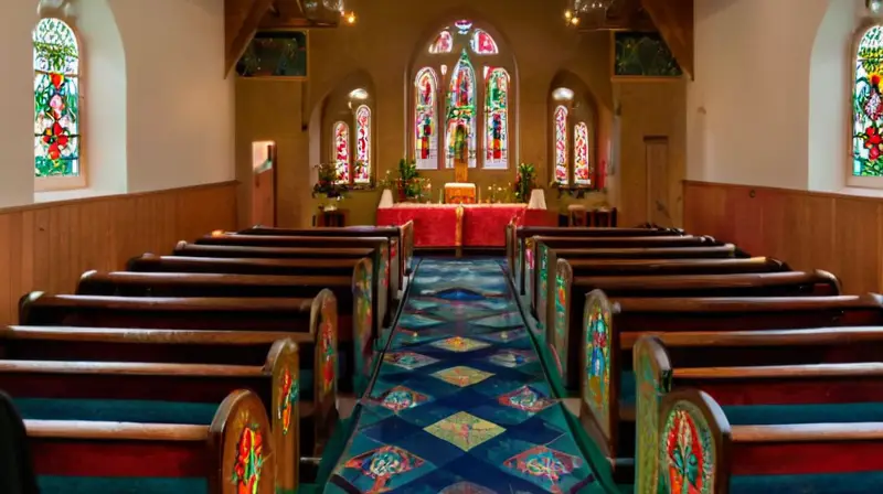 Iglesia serena con luz y emoción profunda